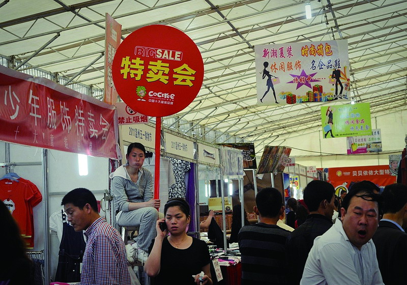 4月30日在科技館東側舉行的“五一購物節(jié)”第一天開幕?上旃蛔髅烙陱脑缟舷碌搅送砩稀F放普劭垭m多,來的顧客卻寥寥可數(shù)。舉牌推銷的賣家無聊發(fā)呆。來看熱鬧的顧客也打起了哈欠。_縮小大小.JPG 4月30日在科技館東側舉行的“五一購物節(jié)”第一天開幕?上旃蛔髅烙陱脑缟舷碌搅送砩稀F放普劭垭m多,來的顧客卻寥寥可數(shù)。舉牌推銷的賣家無聊發(fā)呆。來看熱鬧的顧客也打起了哈欠。_縮小大小.JPG